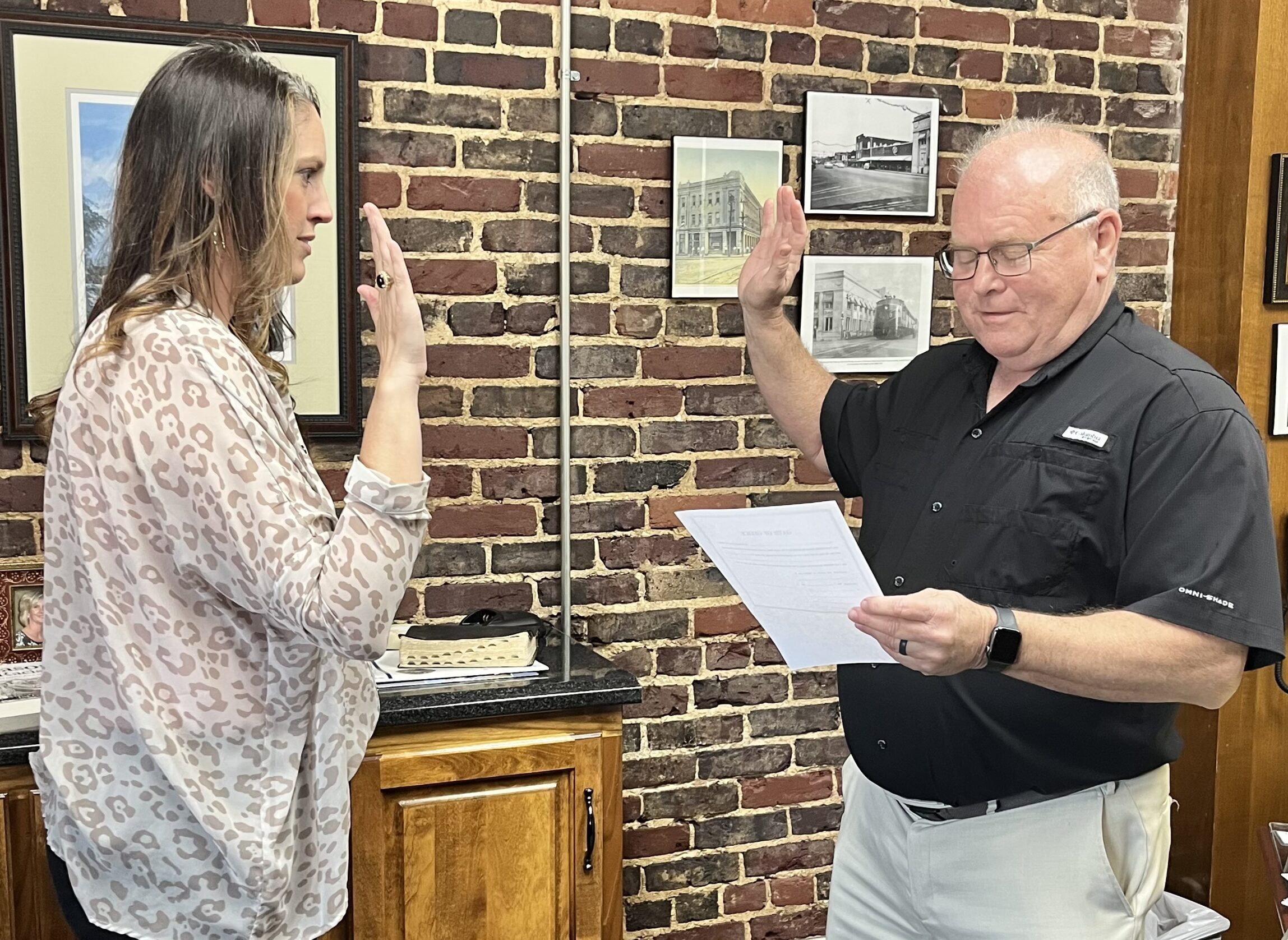 Mayor Tim Kent, right, administers the Oath to incoming School Board Member Lauren Bailey at City Hall on April 4, 2022.