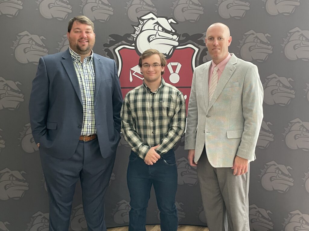 Congrats to NAHS Senior Zane Chapman who is one of sixteen seniors from across the state who have been selected as a Lindy Callahan Scholar-Athlete for the Class of 2023.  Chapman is a three-sport athlete at NAHS, participating in football, powerlifting, and track.